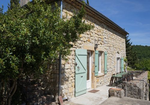 Terrasse plein sud donnant sur la cuisine.