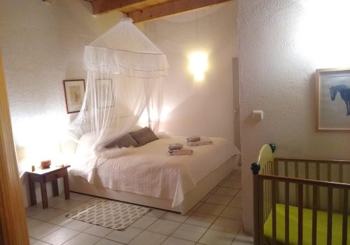 Grande chambre avec lit 180cm et lit bébé